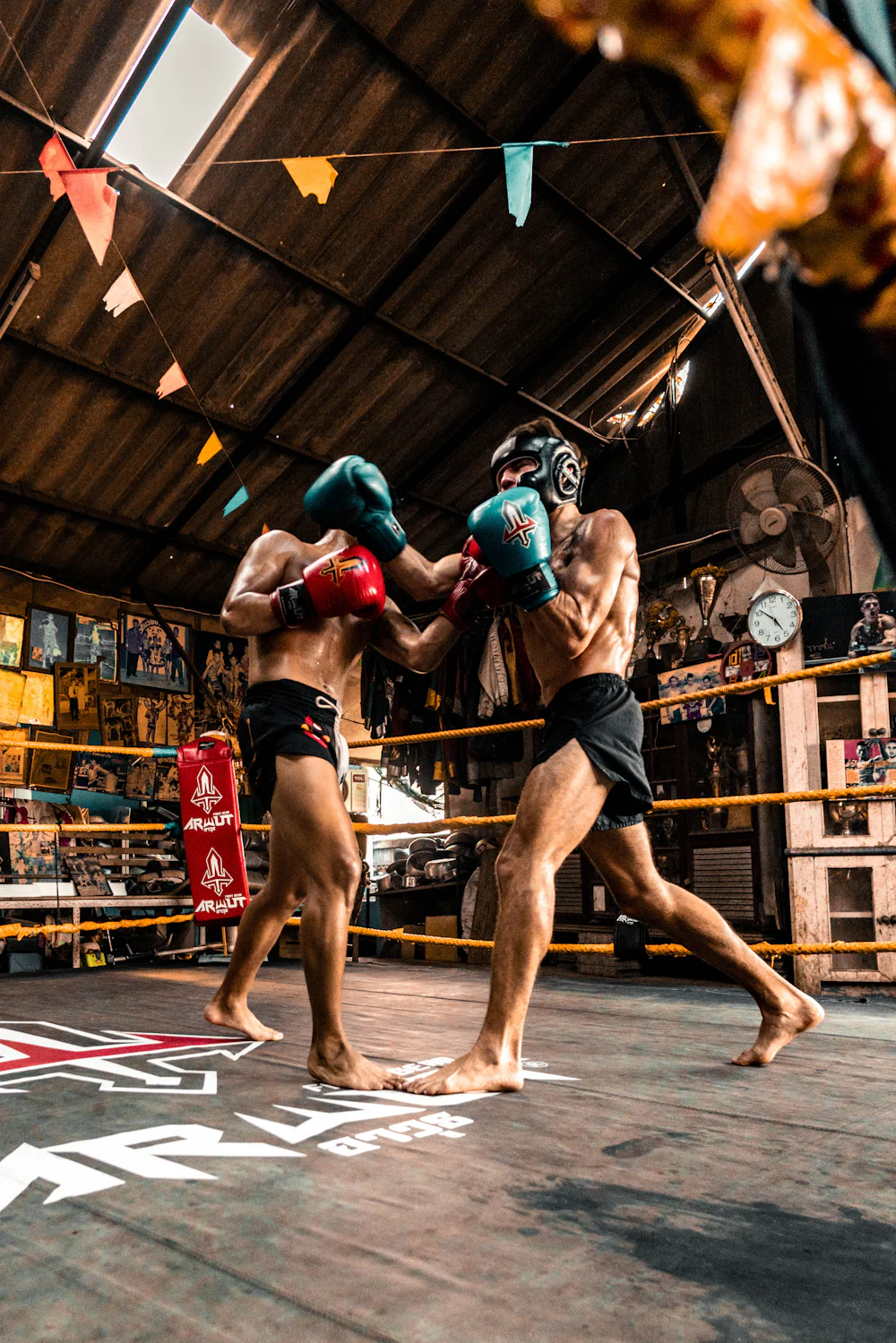 Entraînement de muay-thaï avec gants et casques dans un camp thaïlandais